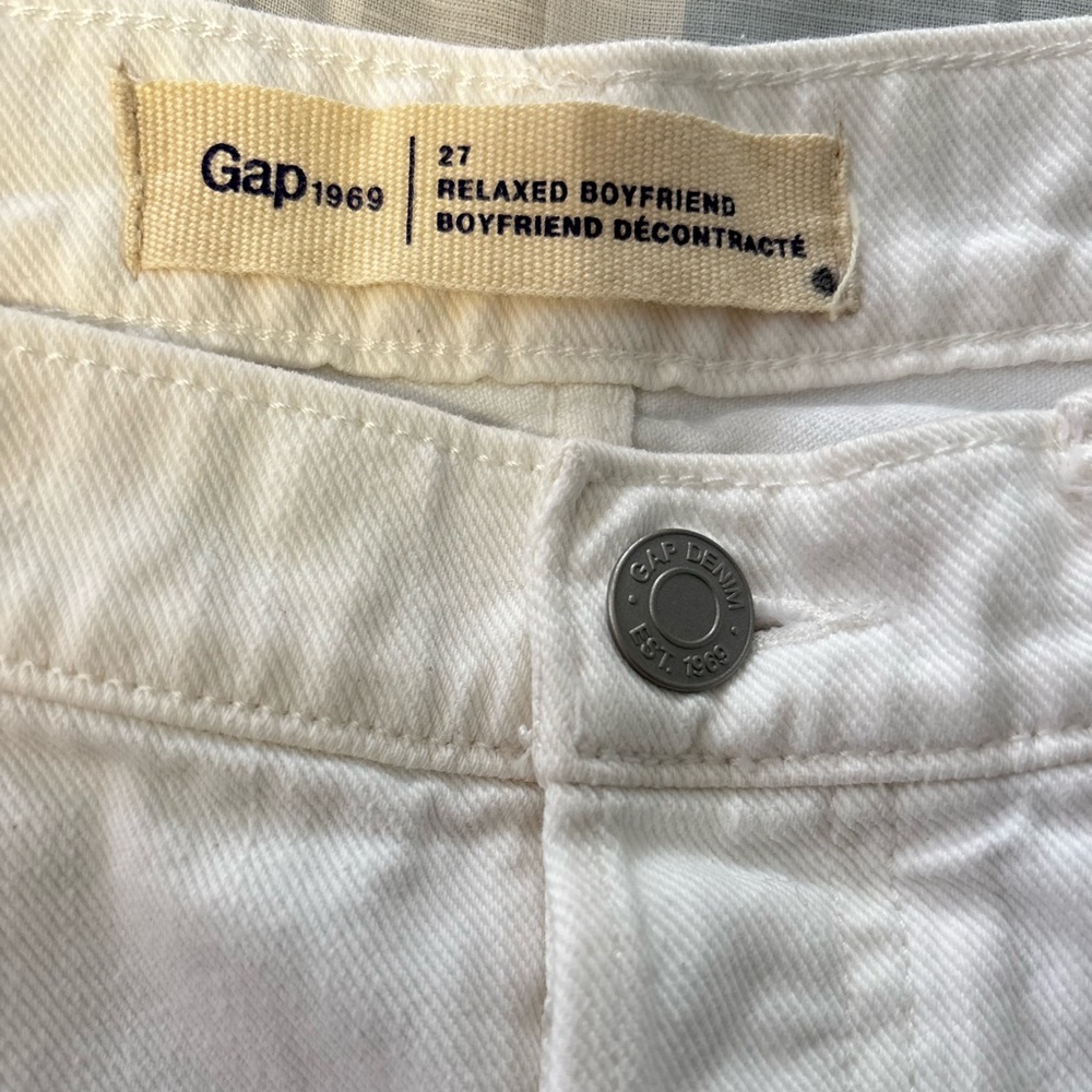 🚨3X$30🚨 GAP Women's Straight White Jeans with Distressed Details - Picture 5 of 7